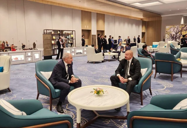 Aliyev ve Paşinyan'dan Tarihi Buluşma: Yeni Bir Dönemin Eşiğinde