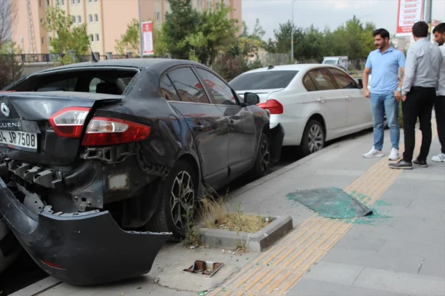 Kars'ta Trafik Kazası Şaşkınlık Yarattı: Kontrolden Çıkan Araç Park Halindeki Otomobillerle Çarpıştı