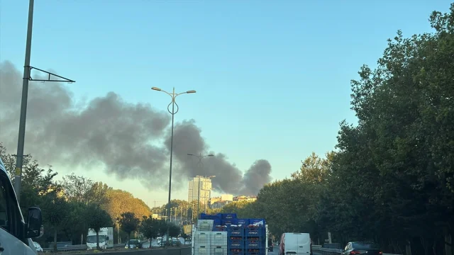 İSTOÇ'ta Yangın Paniği: Ticaret Merkezinde Büyük Hasar