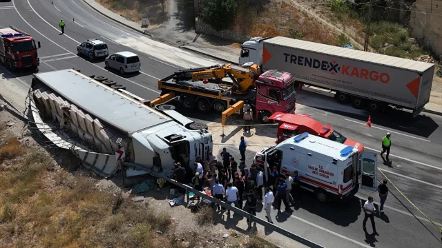 Malatya'da Devrilen Tır: Ağır Yaralı Sürücü Ambulans Helikop...
