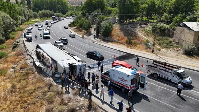 Malatya'da Devrilen Tır: Ağır Yaralı Sürücü Ambulans Helikopterle Hastaneye Taşındı
