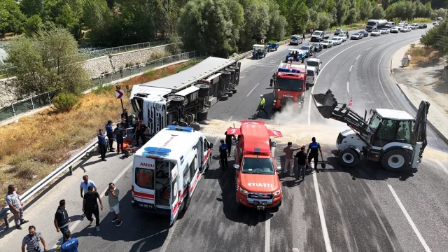 Malatya'da Devrilen Tır: Ağır Yaralı Sürücü Ambulans Helikopterle Hastaneye Taşındı