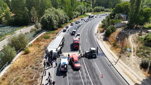 Malatya'da Devrilen Tır: Ağır Yaralı Sürücü Ambulans Helikopterle Hastaneye Taşındı