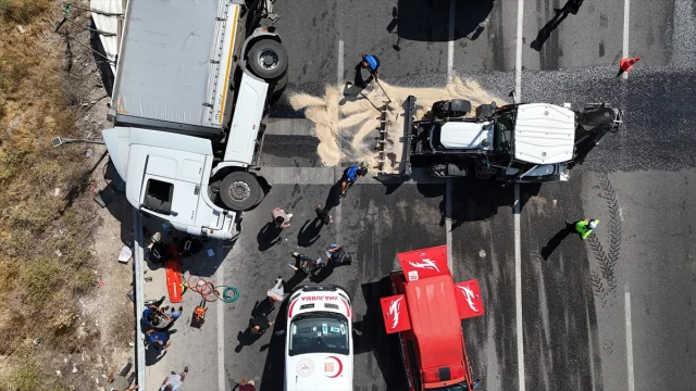 Malatya'da Devrilen Tır: Ağır Yaralı Sürücü Ambulans Helikopterle Hastaneye Taşındı