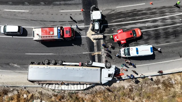 Malatya'da Devrilen Tır: Ağır Yaralı Sürücü Ambulans Helikopterle Hastaneye Taşındı
