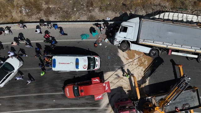 Malatya'da Devrilen Tır: Ağır Yaralı Sürücü Ambulans Helikopterle Hastaneye Taşındı