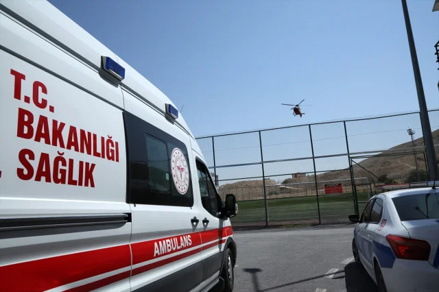 Malatya'da Devrilen Tır: Ağır Yaralı Sürücü Ambulans Helikopterle Hastaneye Taşındı