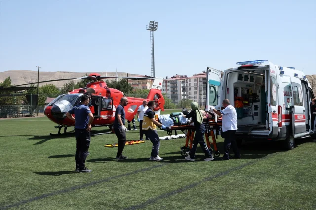 Malatya'da Devrilen Tır: Ağır Yaralı Sürücü Ambulans Helikopterle Hastaneye Taşındı