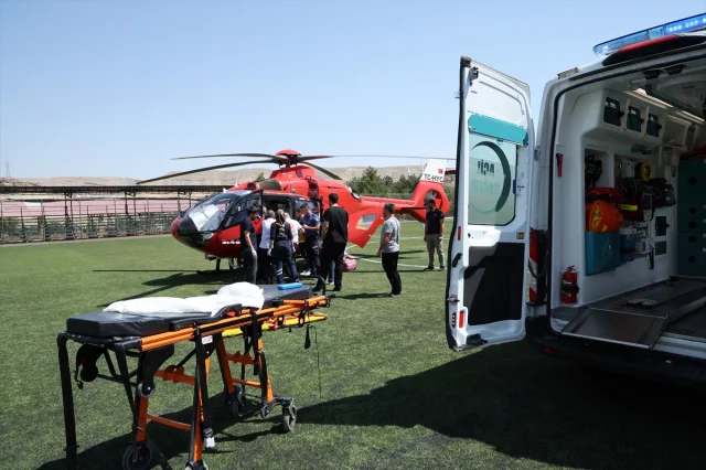 Malatya'da Devrilen Tır: Ağır Yaralı Sürücü Ambulans Helikopterle Hastaneye Taşındı