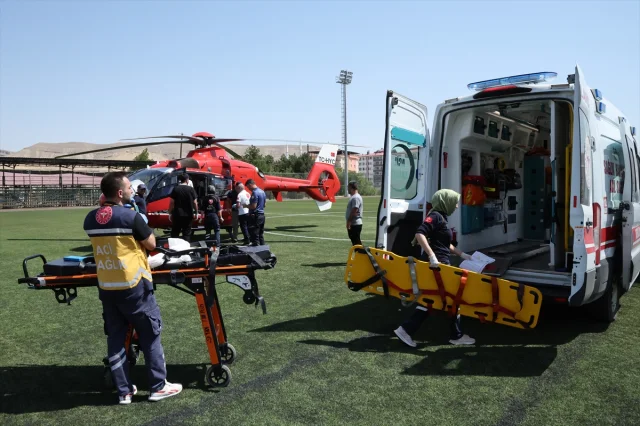 Malatya'da Devrilen Tır: Ağır Yaralı Sürücü Ambulans Helikopterle Hastaneye Taşındı