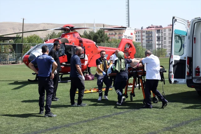 Malatya'da Devrilen Tır: Ağır Yaralı Sürücü Ambulans Helikopterle Hastaneye Taşındı