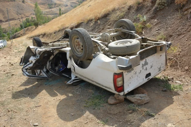 Hakkari'de Feci Kaza: Pikap Şarampole Yuvarlandı, 2 Ölü 1 Ya...