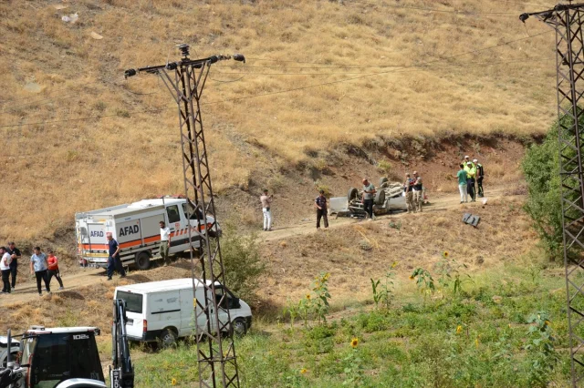 Hakkari'de Feci Kaza: Pikap Şarampole Yuvarlandı, 2 Ölü 1 Yaralı