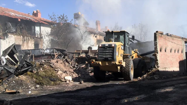 Kütahya'da Dram: Köyde Otomobil Yangını 3 Evi Küle Çevirdi