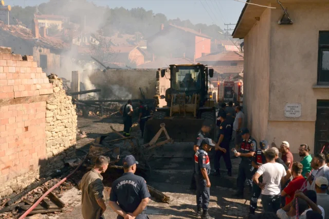 Kütahya'da Dram: Köyde Otomobil Yangını 3 Evi Küle Çevirdi