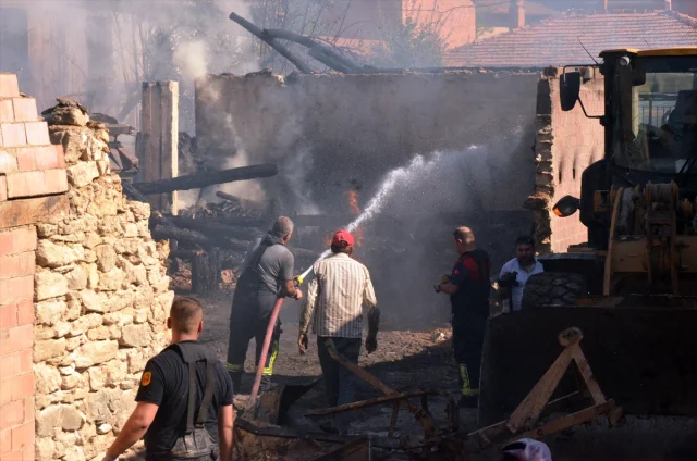 Kütahya'da Dram: Köyde Otomobil Yangını 3 Evi Küle Çevirdi