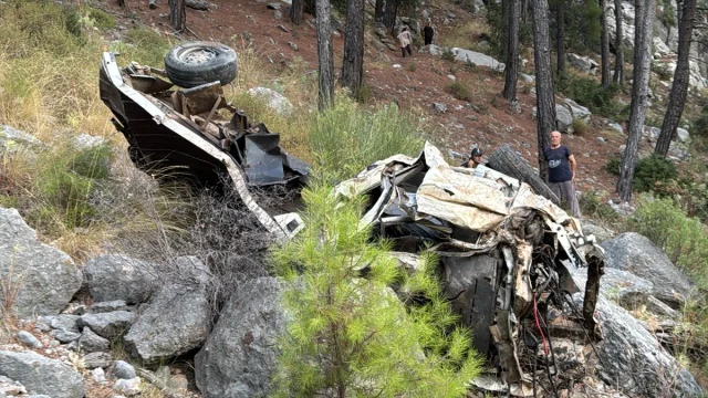 Antalya'da Şok Kazada Kamyonet Uçuruma Yuvarlandı