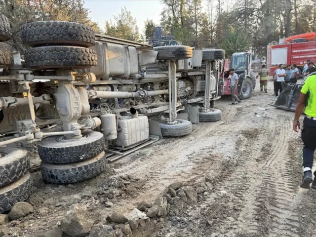 Hatay'da Hafriyat Kamyonu Devrildi: Acı Kayıp