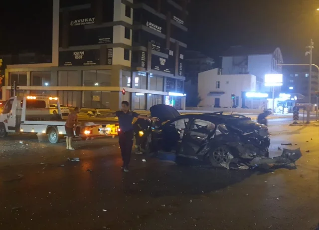 Antalya'da Korkutan Kaza: İki Otomobil Çarpıştı