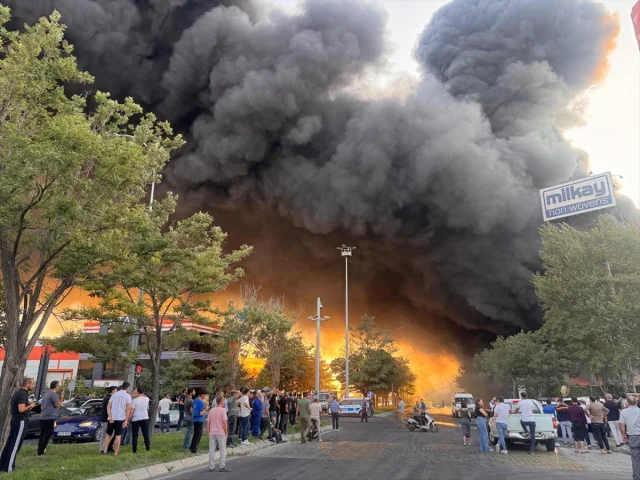 Kayseri'de Keçe Fabrikasındaki Büyük Yangın Acil Müdahaleyle...
