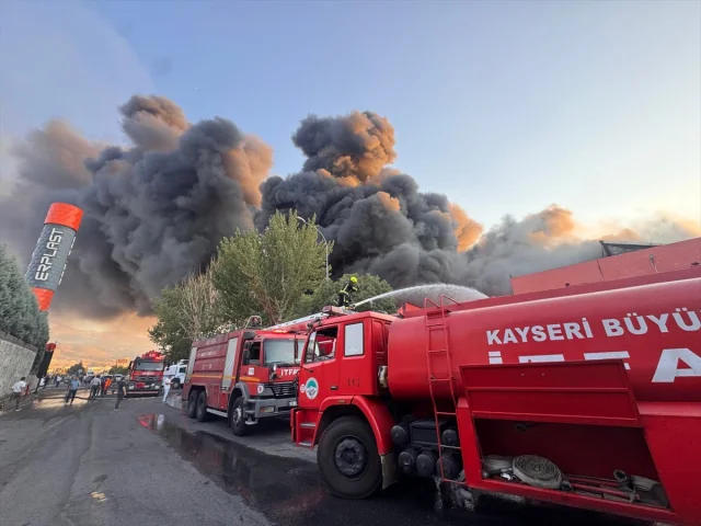 Kayseri'de Keçe Fabrikasındaki Büyük Yangın Acil Müdahaleyle Kontrol Altına Alınıyor