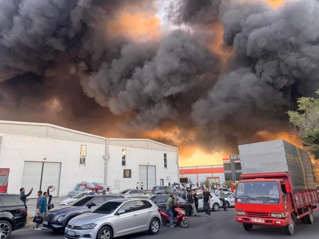 Kayseri'de Keçe Fabrikasındaki Büyük Yangın Acil Müdahaleyle Kontrol Altına Alınıyor