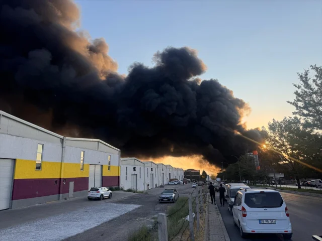 Kayseri'de Keçe Fabrikasındaki Büyük Yangın Acil Müdahaleyle Kontrol Altına Alınıyor