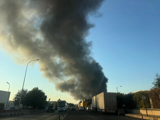 Kayseri'de Keçe Fabrikasındaki Büyük Yangın Acil Müdahaleyle Kontrol Altına Alınıyor