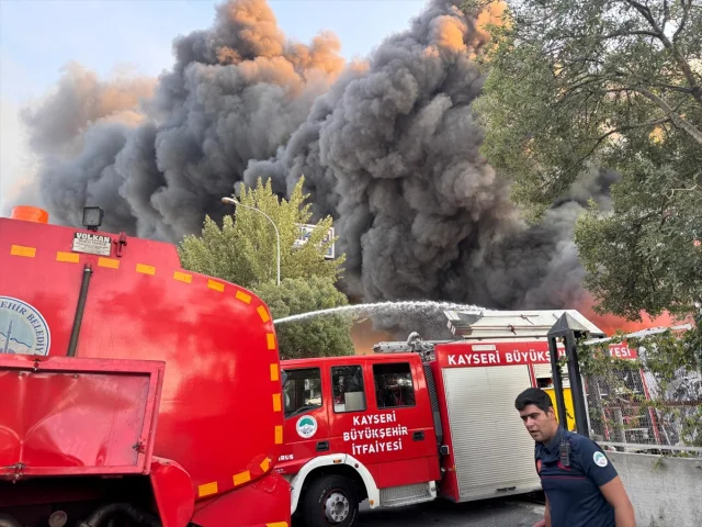 Kayseri'de Keçe Fabrikasındaki Büyük Yangın Acil Müdahaleyle Kontrol Altına Alınıyor