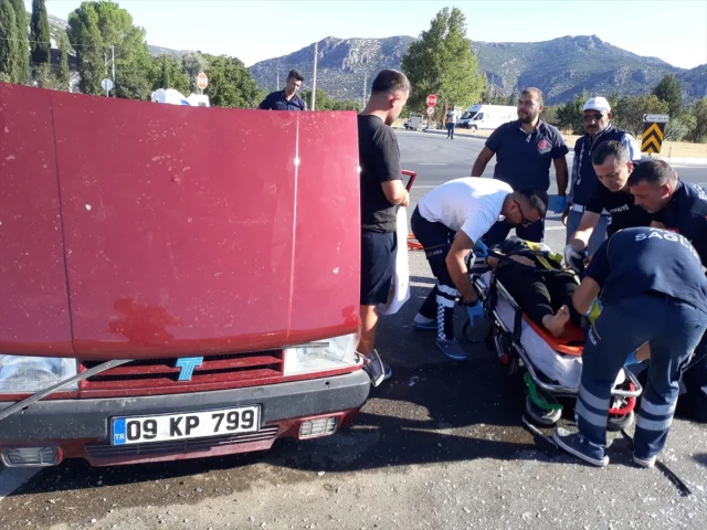Antalya'da Feci Kaza: 3 Kişi Yaralandı, Sürücü Araçta Sıkıştı