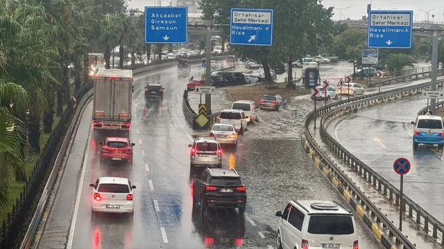 Trabzon'da Ani Sağanak Hayatı Felç Etti