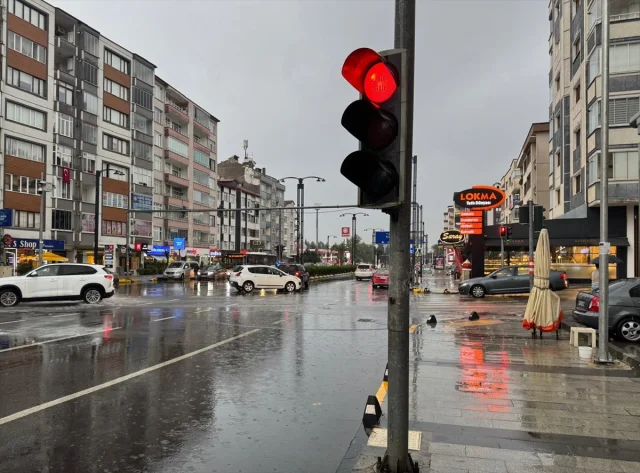 Trabzon'da Ani Sağanak Hayatı Felç Etti