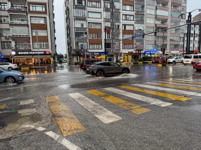 Trabzon'da Ani Sağanak Hayatı Felç Etti