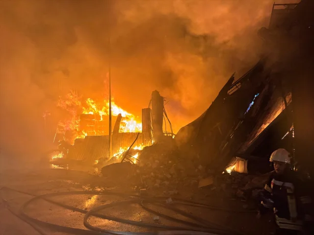 Uşak'ta Yangın Felaketi Önlendi: Yaralılar ve Ekiplerin Kahr...