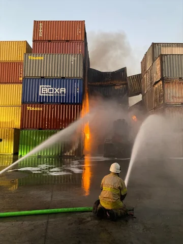 İzmir Aliağa'da Liman Yangını Heyecan Yarattı
