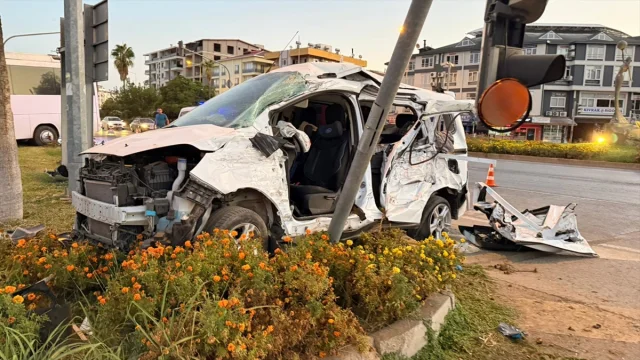 Antalya'daki Feci Kaza: Midibüs ve Araç Çarpıştı, 6 Kişi Yaralı