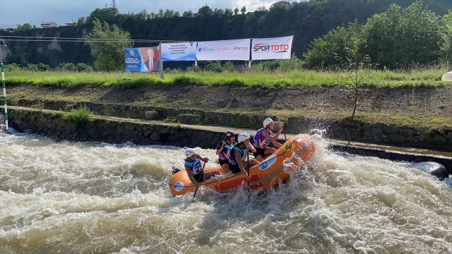 Rize'nin Fırtına Deresi'nde Rafting Coşkusu Zirvede
