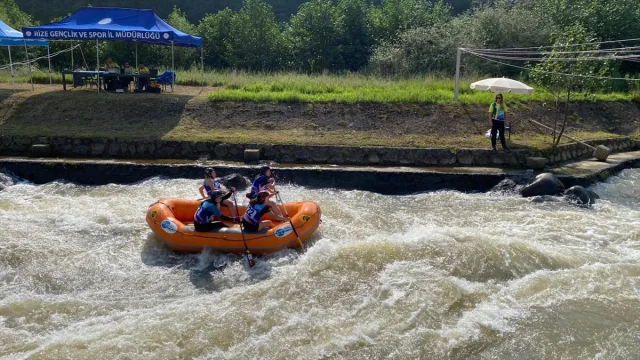 Rize'nin Fırtına Deresi'nde Rafting Coşkusu Zirvede