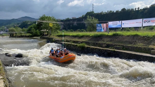 Rize'nin Fırtına Deresi'nde Rafting Coşkusu Zirvede