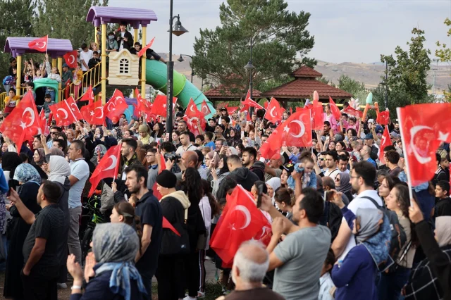 SOLOTÜRK Gösterisi Sivas Semalarında Coşku Yarattı