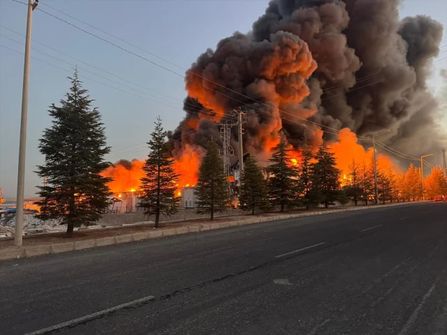 Niğde'deki Ambalaj Fabrikasında Korkutan Yangın