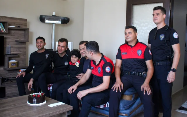Hatay’da Polisler Duygusal Sürprizle 9 Yaşındaki Fırat'a Doğ...