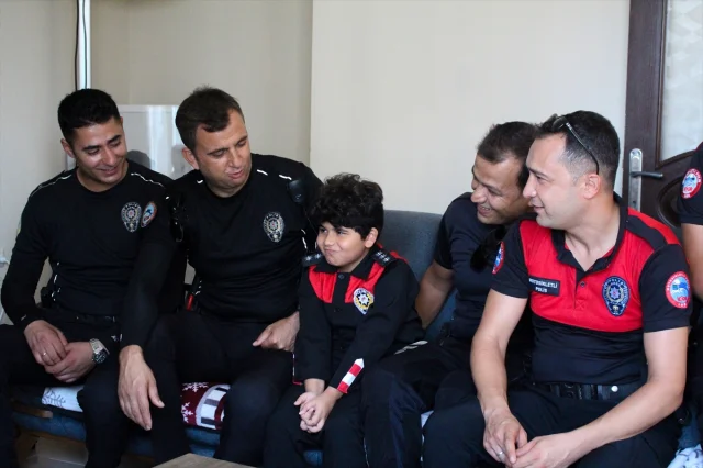 Hatay’da Polisler Duygusal Sürprizle 9 Yaşındaki Fırat'a Doğum Günü Hediyesi Verdi