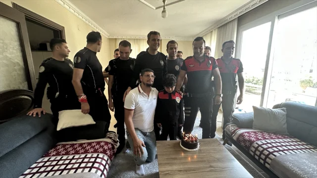 Hatay’da Polisler Duygusal Sürprizle 9 Yaşındaki Fırat'a Doğum Günü Hediyesi Verdi