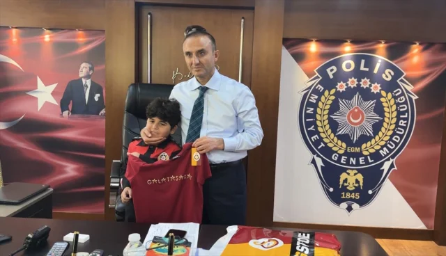 Hatay’da Polisler Duygusal Sürprizle 9 Yaşındaki Fırat'a Doğum Günü Hediyesi Verdi