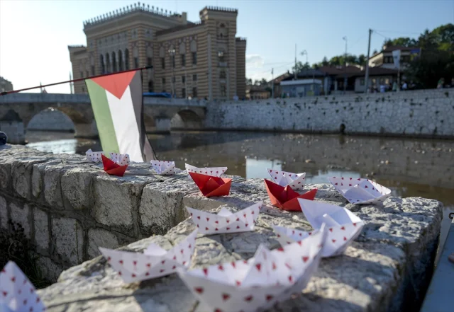 Bosna Hersek'te Duygusal Anlar: Kağıttan Gemilerle Filistin'e Destek