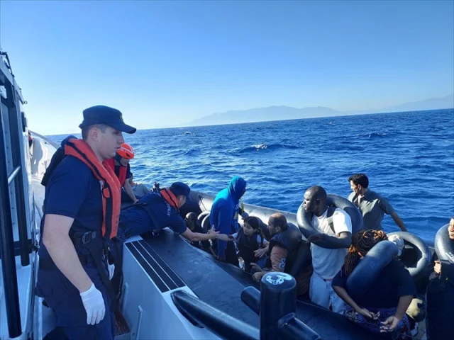 Ege Denizinde Düzensiz Göçmen Dramı! İzmir Kıyılarında Kurtarma Operasyonu