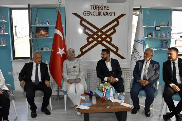 TÜGVA Buluşmasında Fatma Betül Sayan Kaya'dan Gençliğe Umut Dolu Mesajlar