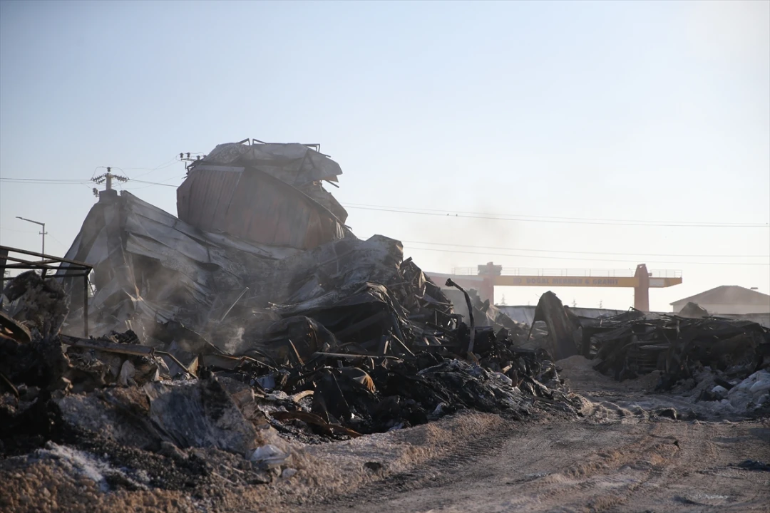 Niğde'de Fabrika Yangını Korkuttu: 10 Saat Süren Mücadele