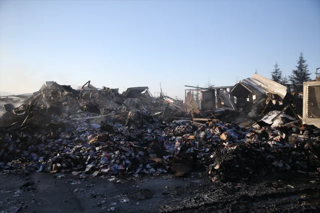 Niğde'de Fabrika Yangını Korkuttu: 10 Saat Süren Mücadele